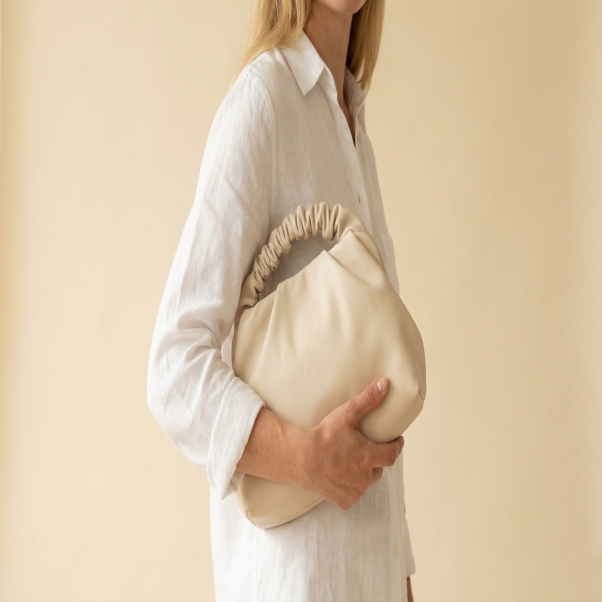 SORAVEA Klara Clutch, cream Clutch, scale reference