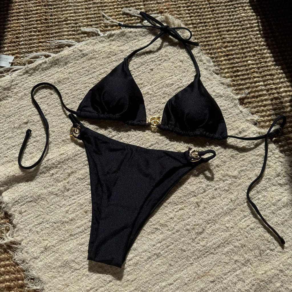 SORAVEA Stella guld O-ring triangelbikini svart flatlay