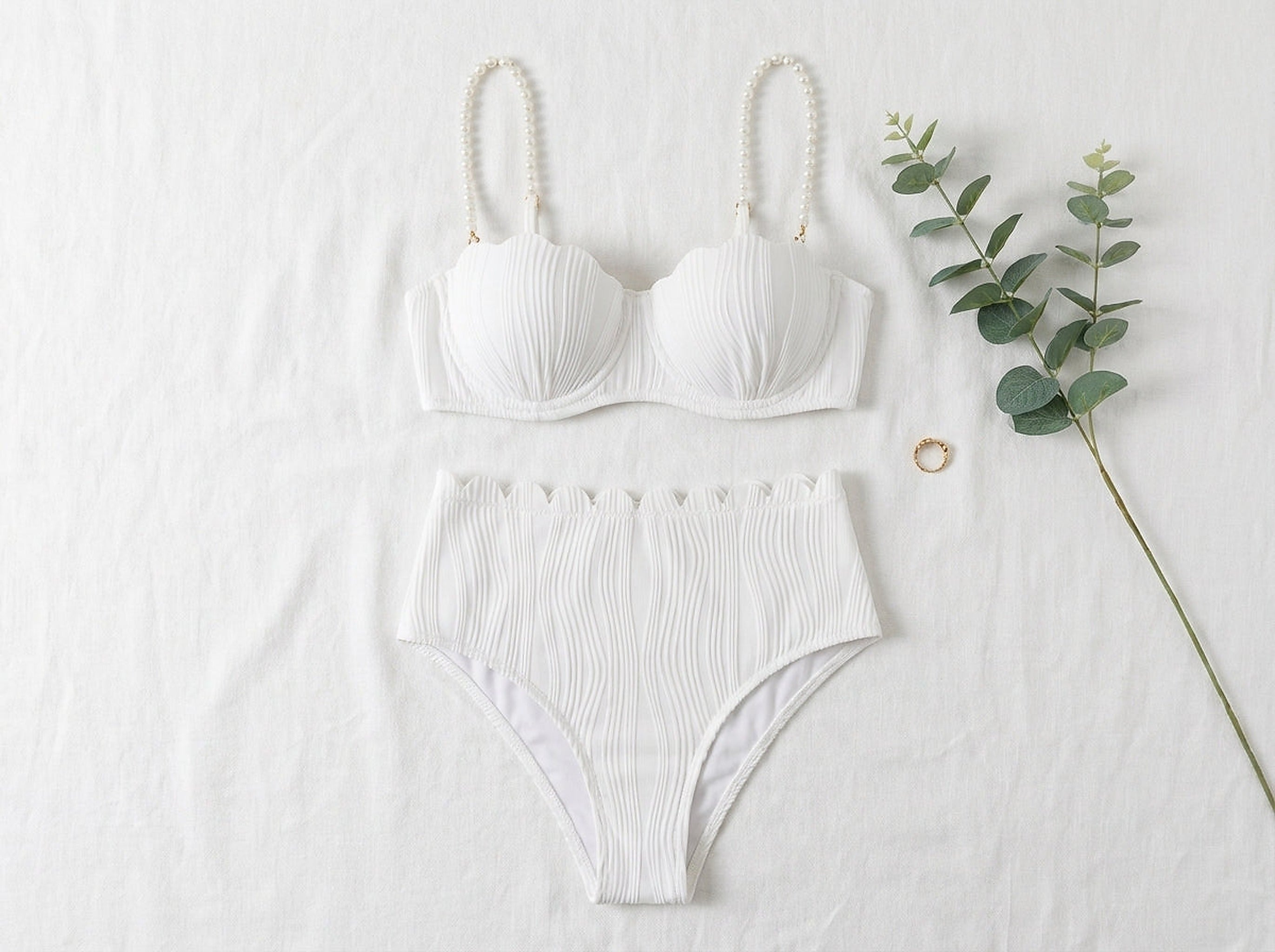 SORAVEA Aegean Kiss vit ribbad bikini flatlay med pärlband eucalyptus