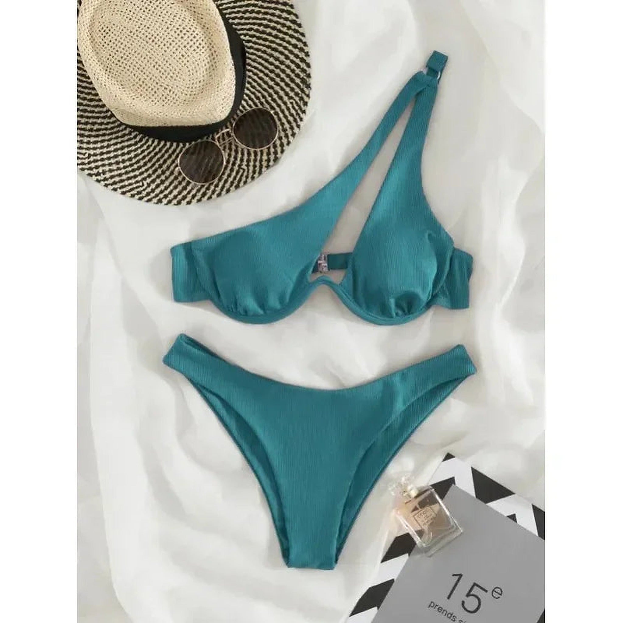 Vera asymmetrisk bikini blågrön flatlay