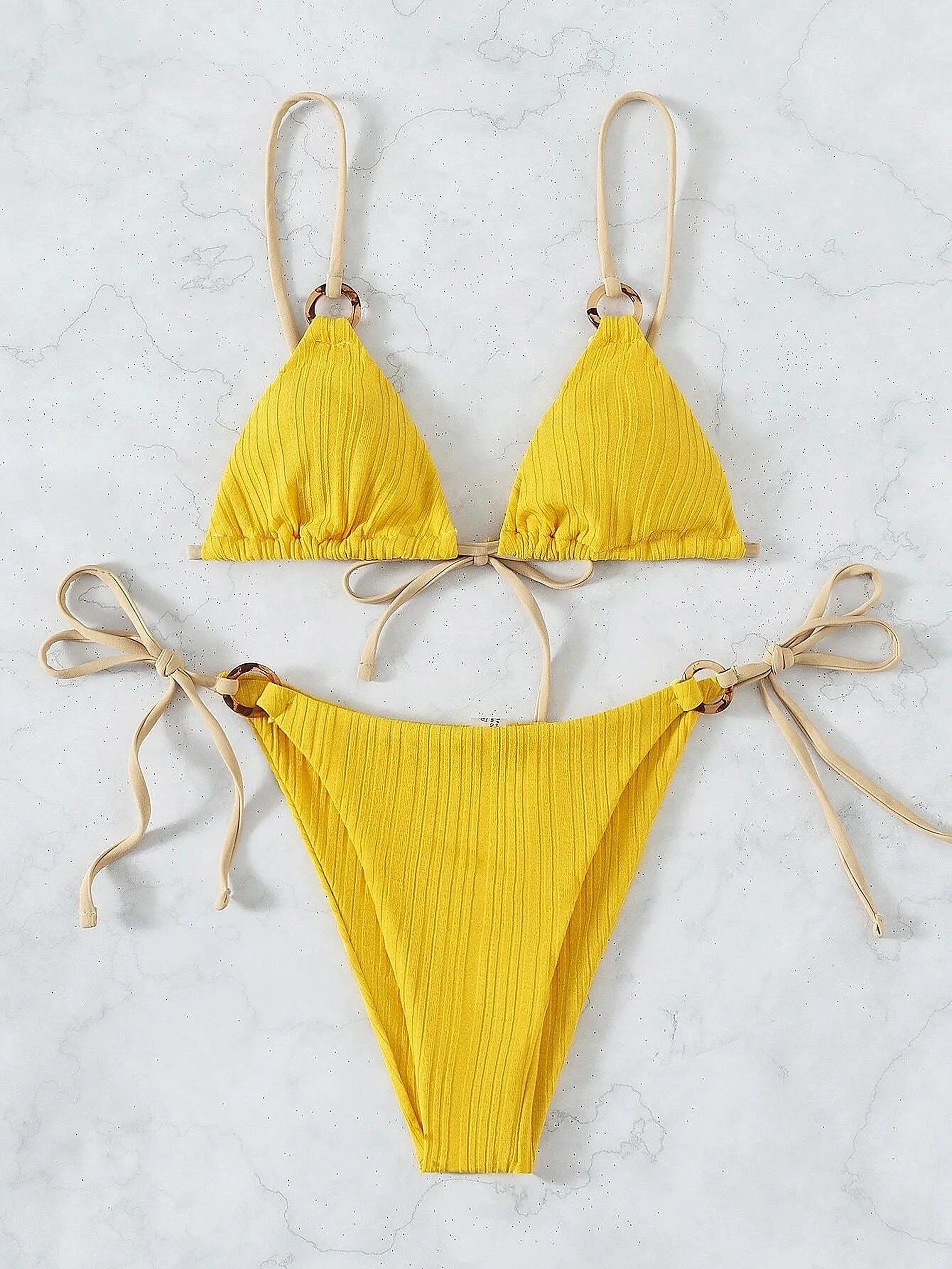 Nova triangelbikini styling framifrån